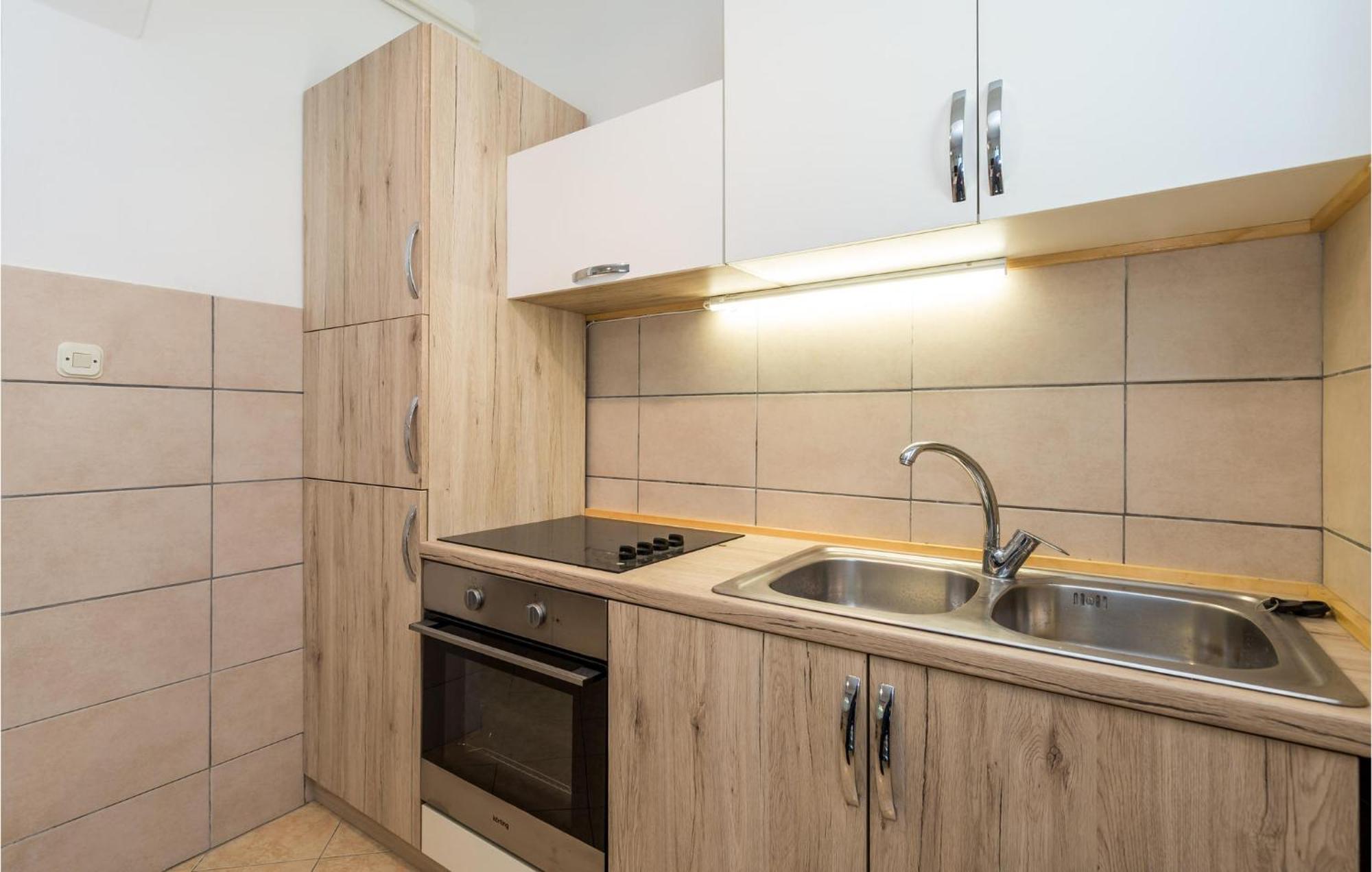 1 Bedroom Amazing Apartment In Kampor 外观 照片