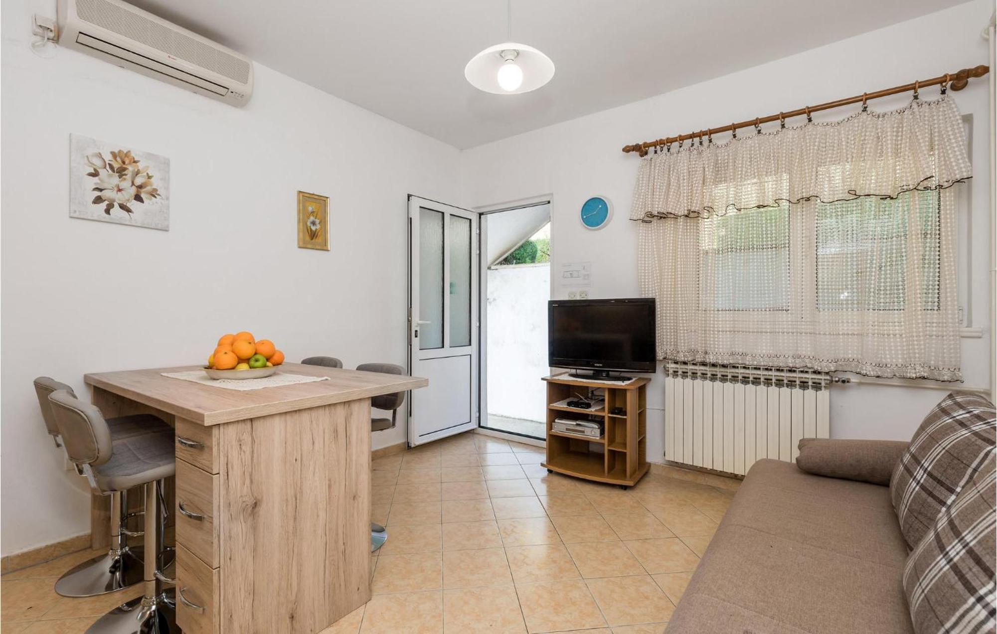 1 Bedroom Amazing Apartment In Kampor 外观 照片