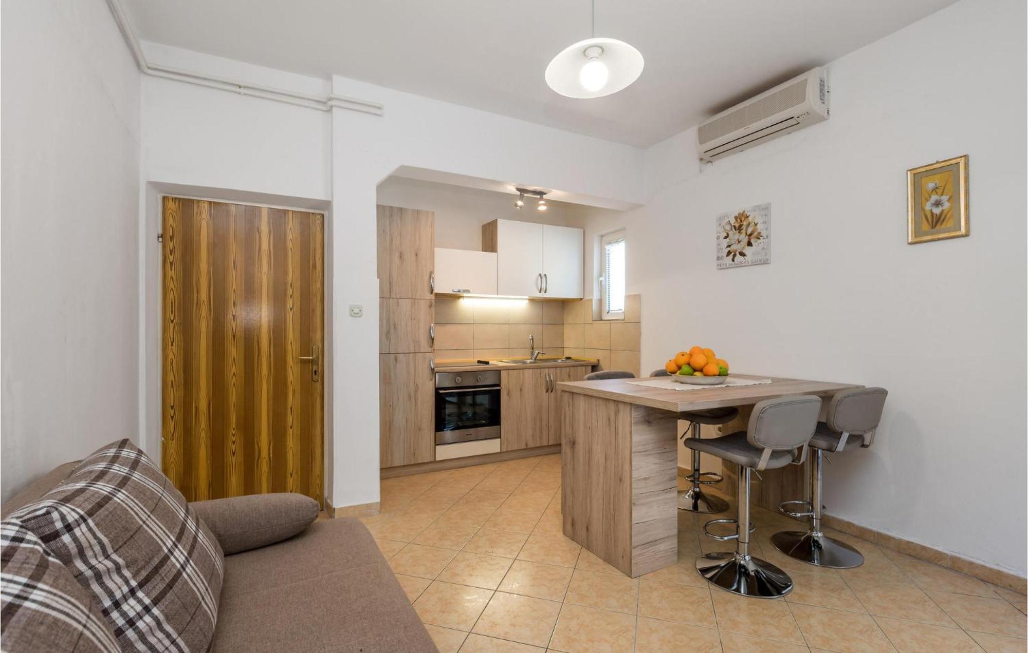 1 Bedroom Amazing Apartment In Kampor 外观 照片