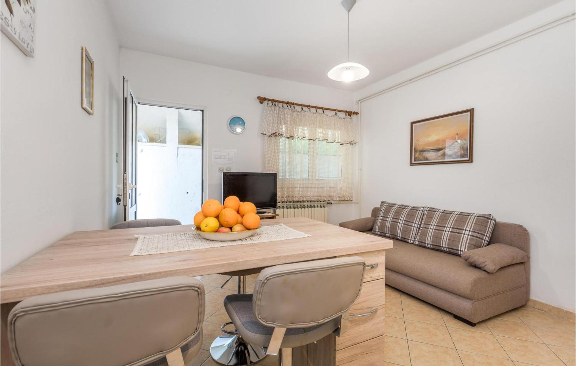 1 Bedroom Amazing Apartment In Kampor 外观 照片