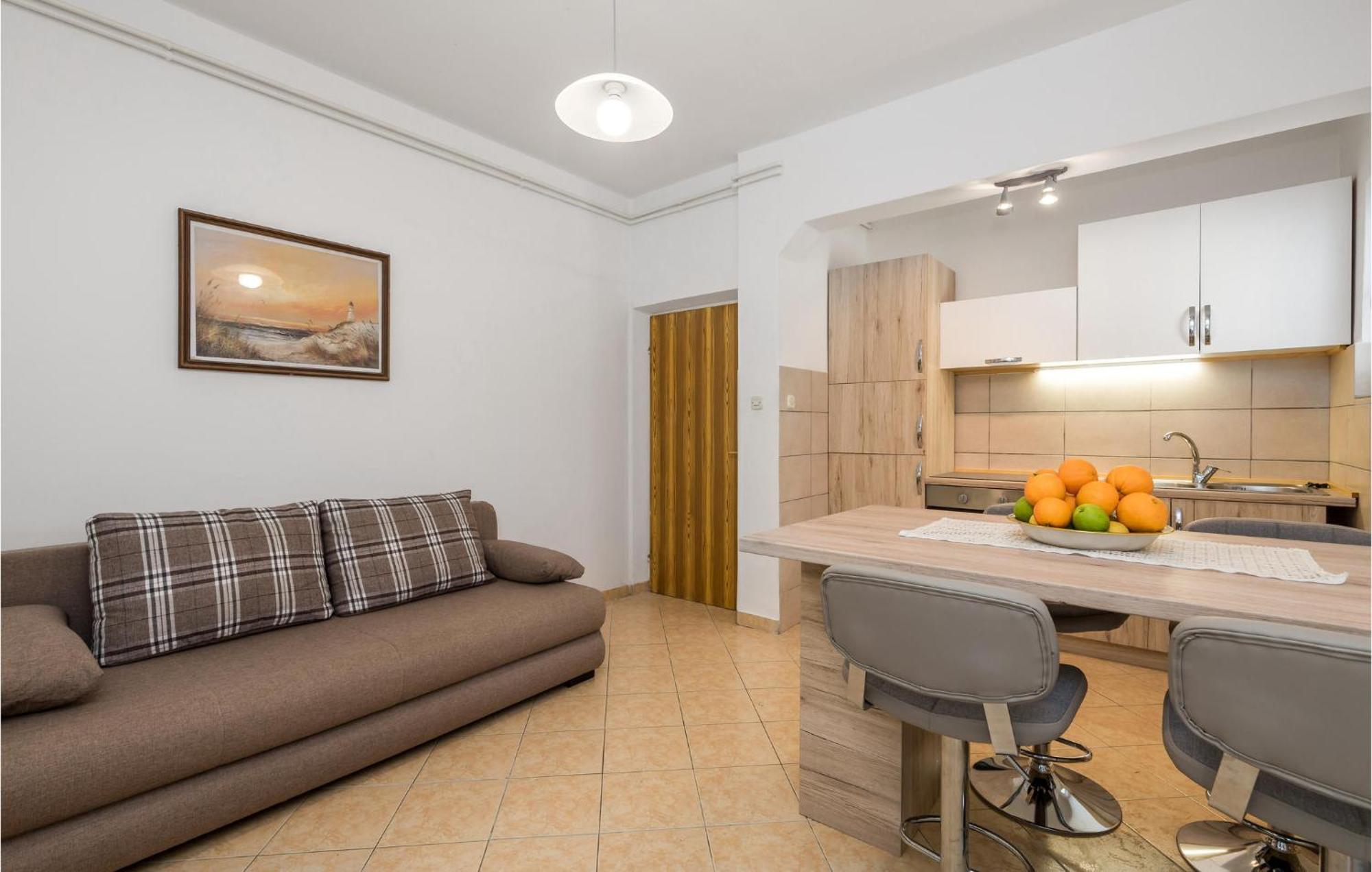 1 Bedroom Amazing Apartment In Kampor 外观 照片