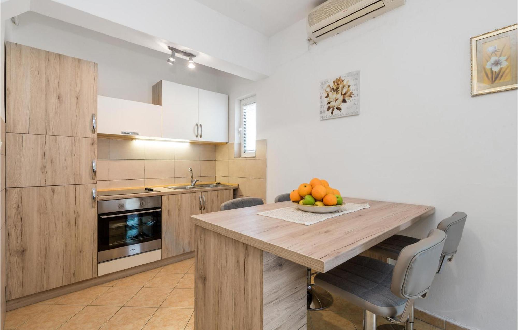 1 Bedroom Amazing Apartment In Kampor 外观 照片