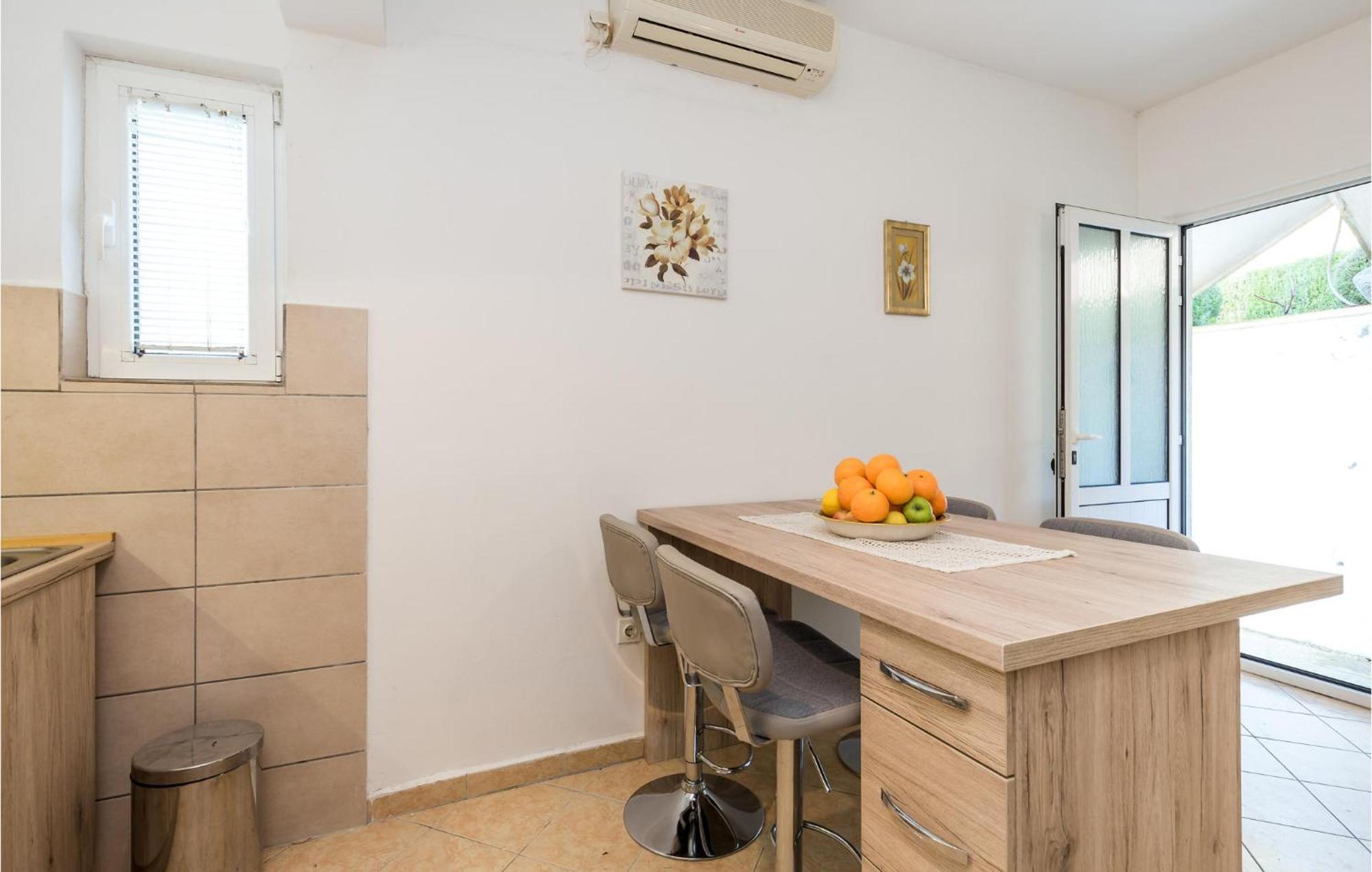 1 Bedroom Amazing Apartment In Kampor 外观 照片