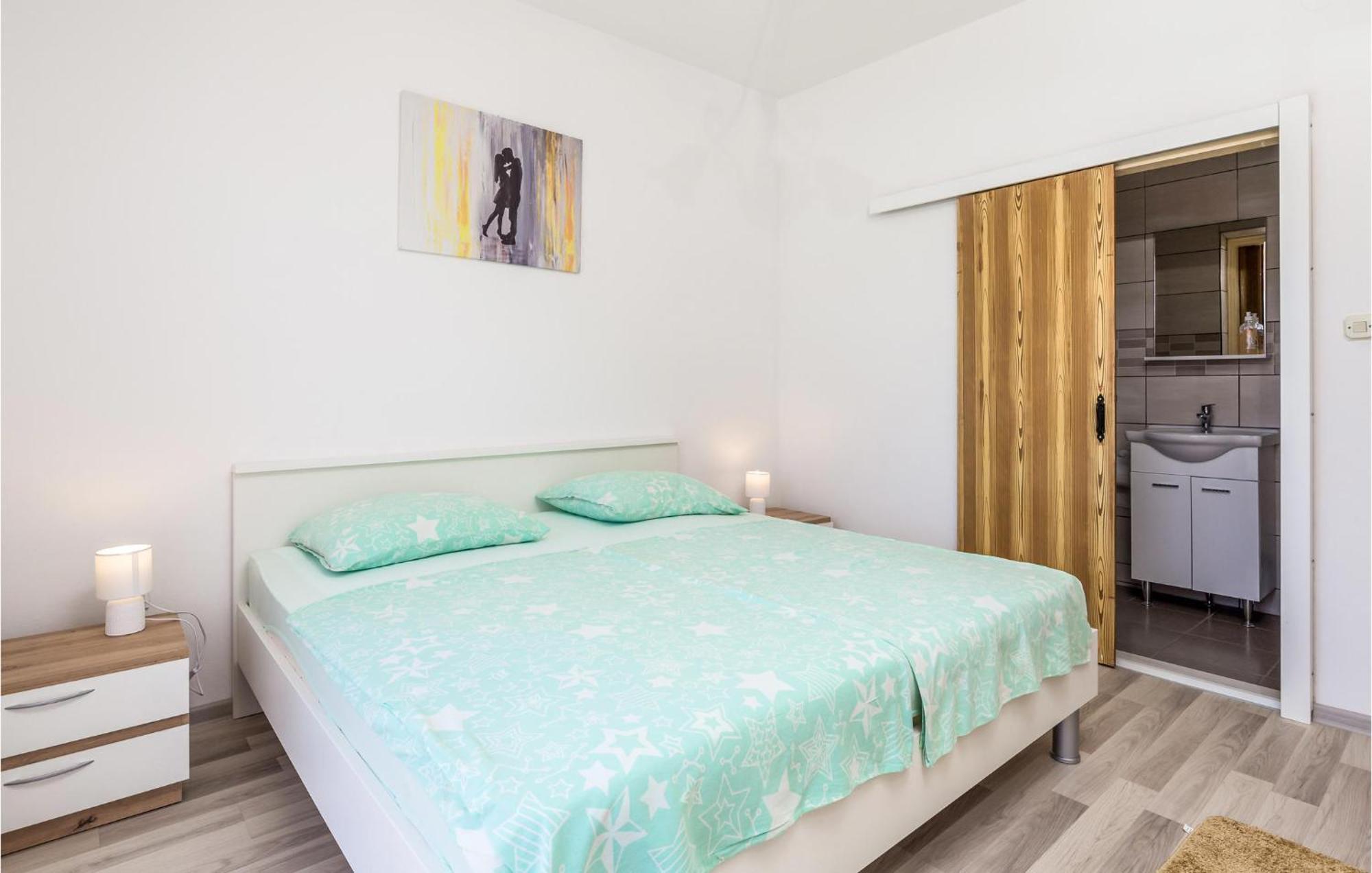 1 Bedroom Amazing Apartment In Kampor 外观 照片