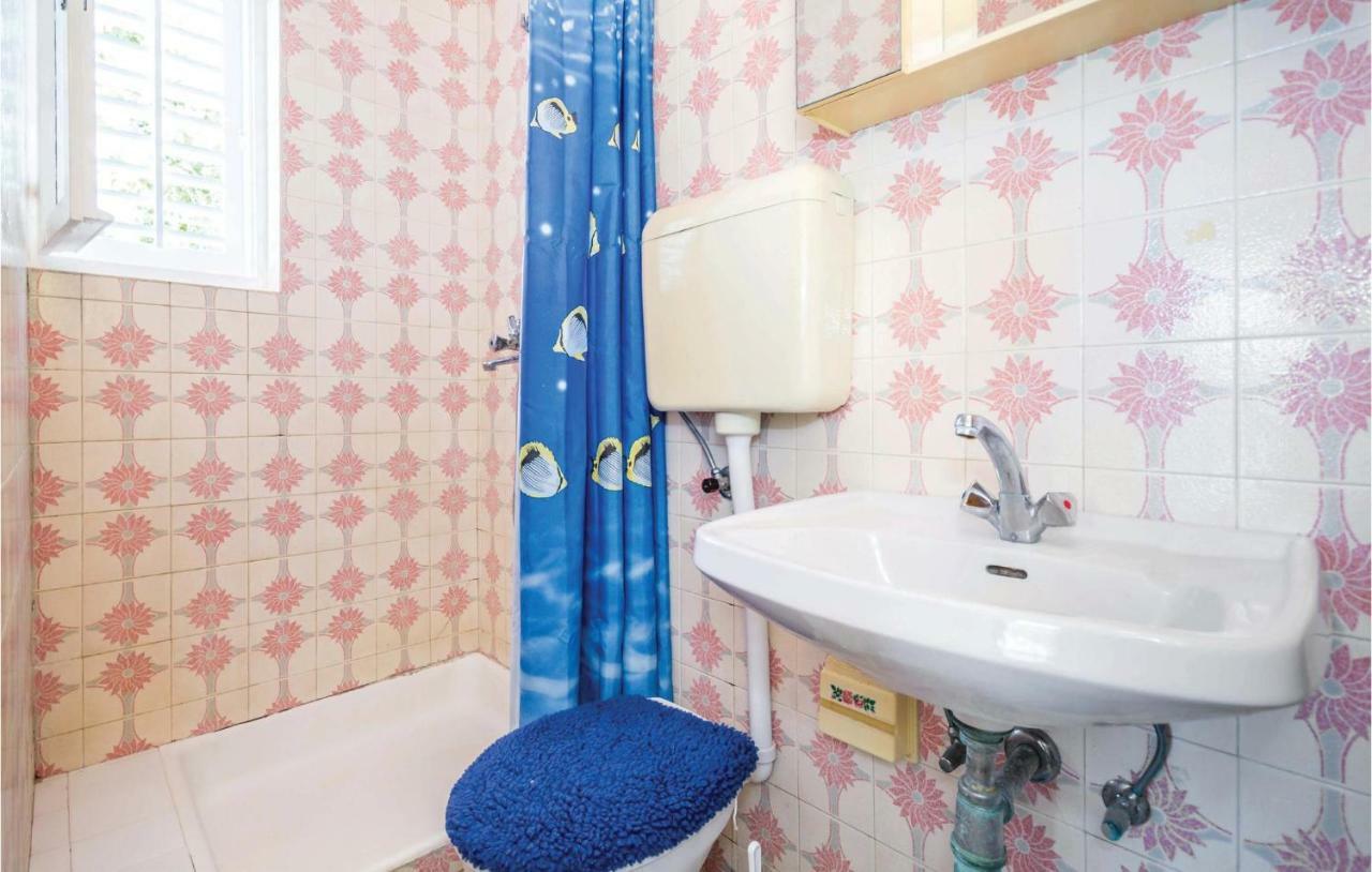 1 Bedroom Amazing Apartment In Kampor 外观 照片